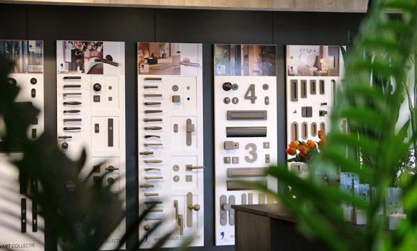 Wanddisplays van GPF met planten op de voorgrond