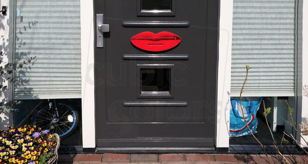 Briefplaat in de vorm van rode lippen