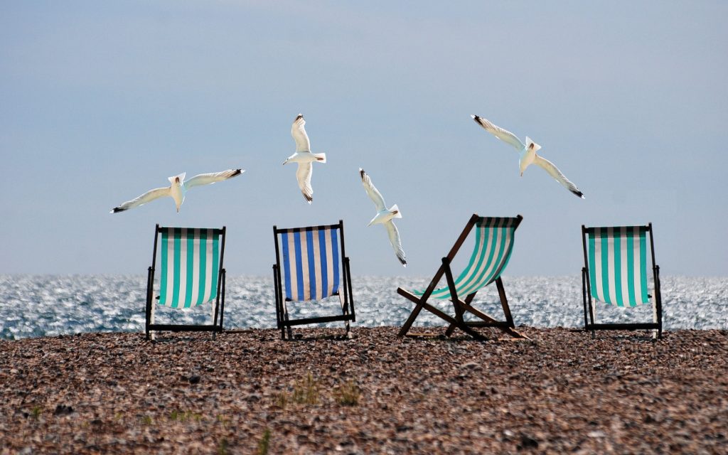 Strandstoelen meeuwen strand zomer